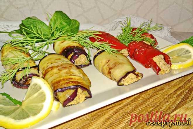 Рулетики из баклажанов с грецкими орехами и чесноком

✅Ингредиенты
баклажан – 1-2 шт., (400-500 г);
перец болгарский (красный) – 200 г;
грецкие орехи – 200 г. (очищенные);
чеснок – 3-4 зубчика;
зелень укропа, кинзы или петрушки – для украшения;
растительное масло – для обжарки.