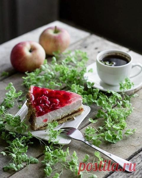 Счастье сокрыто в простых мелочах:
В чашечке чая, в наваристых щах,
В солнечном утре, безветренном дне,
Счастье, мой милый, в тебе и во мне.
Жизнь состоит из сплошных мелочей,
Вот и держи миг, пока он ничей.

©Юлия Гонина