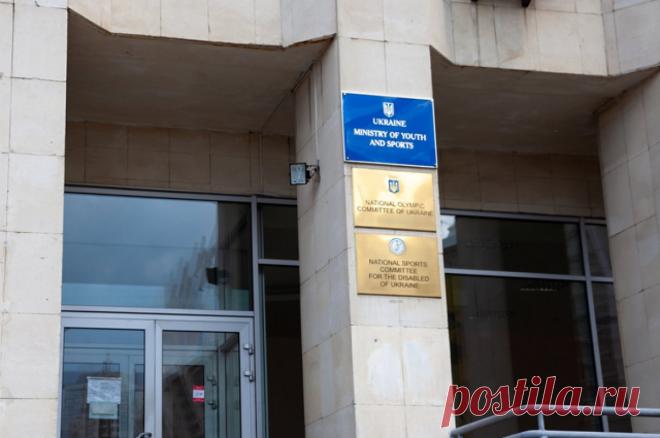 Шантаж не прошел. Минспорта Украины снова готово соревноваться с Россией. Министерство спорта Украины мечется, как тигр в клетке: чиновники то запрещают своим спортсменам участвовать в соревнованиях, где заявлены россияне, то снова разрешают. Что происходит и как на это реагируют сами атлеты?