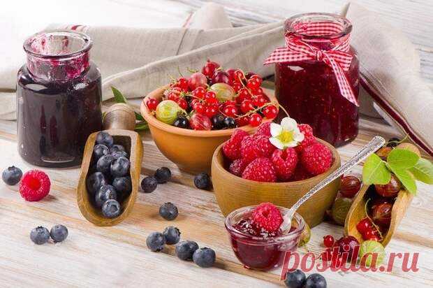 Варенье-пятиминутка: 5 простых рецептов на зиму - Будет вкусно - 23 августа - 43682922429 - Медиаплатформа МирТесен Чтобы заготавливать сладкий урожай на зиму, не прикладывая слишком много усилий, находчивые кулинары придумали быстрые вариации традиционного варенья. Их называют «пятиминутками», потому что обычно именно столько времени длится процесс варки ягод или фруктов после закипания. Помимо скорости - 23 августа - 43682922429 - Медиаплатформа МирТесен
