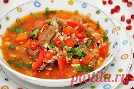 Суп харчо Суп харчо
Харчо – грузинское первое блюдо, по густоте среднее между супом и рагу. Название переводится с грузинского языка как «говяжий суп», но его готовят с любым мясом – бараниной, курицей, уткой и пр. В его составе обязательно должен присутствовать рис, томаты или ткемали и совсем нет привычного нам картофеля.
ИНГРЕДИЕНТЫ:
баранина или говядина – 600 г,
лук – 2 шт.,
морковь – 1 шт.,
помидоры – 4 шт.,
перец сладкий – 1-2 шт.,
чеснок – 3-5 зубков,
рис – 4-5 ст....
