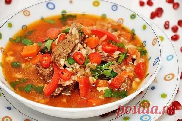 Суп харчо Суп харчо
Харчо – грузинское первое блюдо, по густоте среднее между супом и рагу. Название переводится с грузинского языка как «говяжий суп», но его готовят с любым мясом – бараниной, курицей, уткой и пр. В его составе обязательно должен присутствовать рис, томаты или ткемали и совсем нет привычного нам картофеля.
ИНГРЕДИЕНТЫ:
баранина или говядина – 600 г,
лук – 2 шт.,
морковь – 1 шт.,
помидоры – 4 шт.,
перец сладкий – 1-2 шт.,
чеснок – 3-5 зубков,
рис – 4-5 ст....
