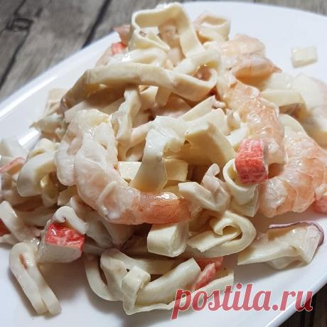 Салат с кальмарами и крабовыми палочками