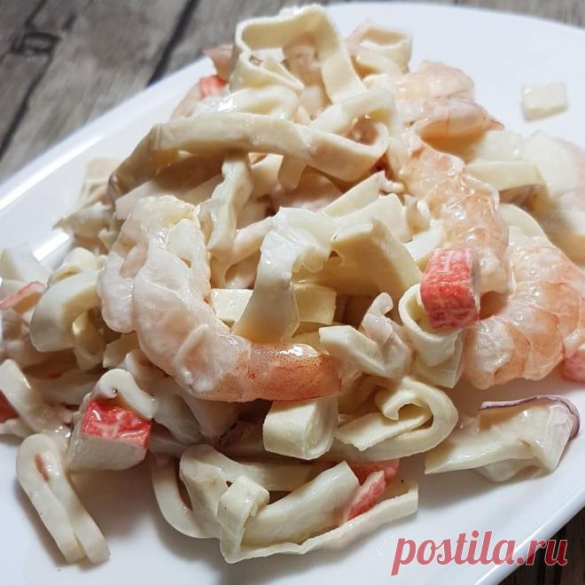 Салат с кальмарами и крабовыми палочками