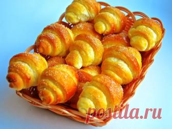 Легко и вкусно! Ингредиенты: 1 ст. молока 200 г. маргарина 20 г. дрожжей мука сколько возьмет тесто Приготовление: Смешать все ингредиенты и замесить тесто, ставим в холодильник на...