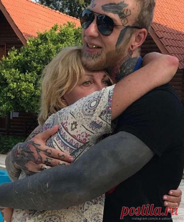 Сын Елены Яковлевой был избит из-за попытки избавиться от татуировок на лице | Краше Всех