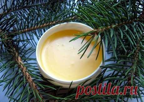 МАЗЬ ИЗ СВЕЖЕЙ ХВОИ 
 
Это рецепт мази из свежей хвои, которая залечивает все трещины на руках и пятках, герпес, экзему,язвы в частности, и прямой кишки. 
 
Хвою сосны (любой — кедровой, декоративной) собрать вдали от города (в 1 км от дороги) в любое время года. Купить 300 г свежего сливочного масла. Приготовить кастрюлю 0,5-1-2-3-литровую огнеупорную — типа чугунка или гусятницы, но внутри луженую. Нельзя брать алюминиевую и эмалированную кастрюлю. 
На дно-кладем масло с...