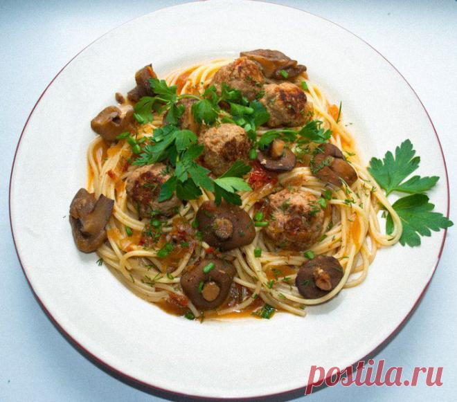 Тефтели с лесными грибочками | Foodbook.su Каждую осень мы всей семьей собираем грибы, потом собраный урожай обрабатываеться и отправляеться в морозилку. Я не берусь их мариновать,т.к. вечно не угодываю с маринадом. Поэтому для себя решила