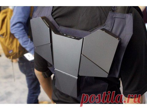 Intel разрабатывает компьютер-жилет для виртуальной реальности Ранее в этом году компании HP и MSI показали прототипы автономных компьютеров в форме рюкзаков, предназначенных для использования с очками виртуальной реальности, чтобы пользователь мог свободно перемещаться в пространстве. Intel решила пойти ещё дальше и на конференции для разработчиков IDF 2016 представила прототип VR-жилета. В случае с рюкзаками от HP и MSI весь компьютер весом в несколько килограммов висит на спине…