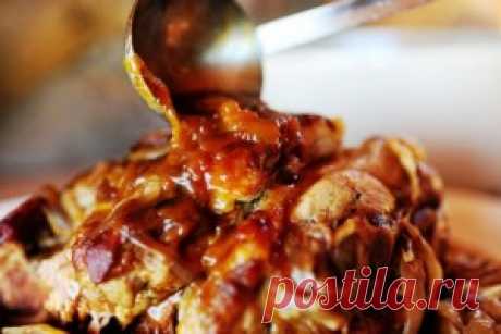 Блюда из мяса - свинина тушеная с яблоками и луком