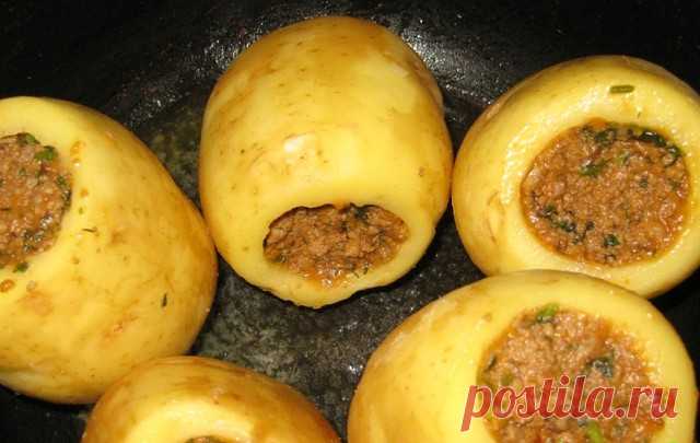 «Долма из картофеля или фаршированный картофель»

Текст и фотография © 2016 Flavors of Baku
Слово «долма» обычно ассоциируется с фаршированными виноградными листьями. Но есть много других овощей, которые фаршируют и называют долмой, включая баклажаны, помидоры, перец, капусту, айву, картофель, лук и даже огурцы.
Принцип приготовления долмы из картофеля такой же, как и долмы из других начинённых овощей.
Ингредиенты:
5-6 среднего размера молодого картофеля
4 помидора
450 г п...