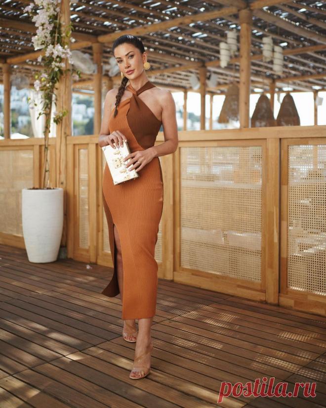 Трикотажные наряды
Трикотаж – это новый тренд лета. Для свадьбы стройным женщинам 40+ отлично подходят платья из трикотажа с длиной ниже колен. Выбирайте не слишком яркий вариант наряда, чтобы оставаться одновременно гламурной и строгой дамой.