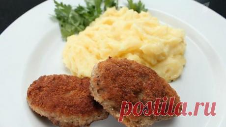 Котлеты "по 11 копеек" 

Котлеты советских столовых на предприятиях, в школах, разных учебных заведениях... Стоили они везде по-разному - где 9копеек, где 11копеек, а где - и 12, но вкус у них был один и тот же, потому что делались они по ГОСТу. Из всех рецептов, что я искала и подбирала, этот оказался более правдоподобным - котлеты именно того вкуса - хлебного - это потому, что 20-30% котлетной массы составляет хлебная крошка(или панировачные сухари). У меня может и не со...