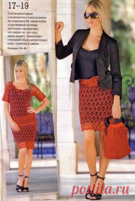 мини-юбка и кружевной пуловер.