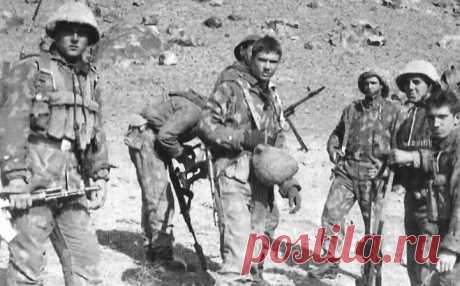 Боестолкновение у кишлака Коньяк: как советские бойцы «крушили» моджахедов в Афганистане Сражение советских бойцов в районе этого селения в мае 1985 года вошло в историю десятилетней афганской войны с участием армии СССР как один из самых знаменательных боев данной кампании – в противостояние с многократно превосходящими силами спецназа моджахедов вступила рота наших мотострелков. Потеряв в ожесточенном двенадцатичасовом бою больше половины личного состава, наше героическо...