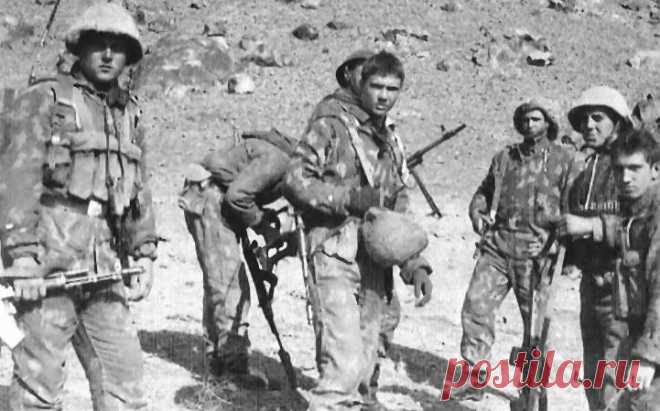 Боестолкновение у кишлака Коньяк: как советские бойцы «крушили» моджахедов в Афганистане Сражение советских бойцов в районе этого селения в мае 1985 года вошло в историю десятилетней афганской войны с участием армии СССР как один из самых знаменательных боев данной кампании – в противостояние с многократно превосходящими силами спецназа моджахедов вступила рота наших мотострелков. Потеряв в ожесточенном двенадцатичасовом бою больше половины личного состава, наше героическо...