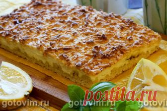 Тертый пирог с творогом и лимоном. Рецепт с фото Обычно тертый пирог пекут с вареньем, которое не жалко потратить на пирог. В этом рецепте мы пошли дальше и приготовили творожную начинку. Точнее, настоящий творожный крем с растертыми добела яйцами с сахаром, лимонным соком, цедрой и ванильным сахаром. Готовый тертый пирог с творогом и лимоном стал больше напоминать торт или пирожное, чем заурядный пирожок для чая. Вкусно.


