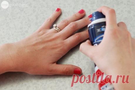 Убрать следы небрежного маникюра с кожи

Часто, пытаясь навести красоту в спешке, девушки нечаянно размазывают лак повсюду (кроме самих ногтей). Небольшое количество пены для бритья решит эту проблему. Сбрызнете погрешности и немного потрите. Лак сотрётся с кожи, но останется «сидеть» на ногтях / 10 невероятных возможностей пены для бритья, о которых вы даже не подозревали / Я - суперпупер