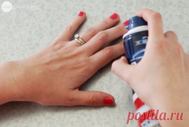 Убрать следы небрежного маникюра с кожи

Часто, пытаясь навести красоту в спешке, девушки нечаянно размазывают лак повсюду (кроме самих ногтей). Небольшое количество пены для бритья решит эту проблему. Сбрызнете погрешности и немного потрите. Лак сотрётся с кожи, но останется «сидеть» на ногтях / 10 невероятных возможностей пены для бритья, о которых вы даже не подозревали / Я - суперпупер