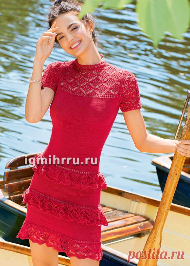Красное облегающее платье с кружевными оборками. Вязание спицами со схемами и описанием