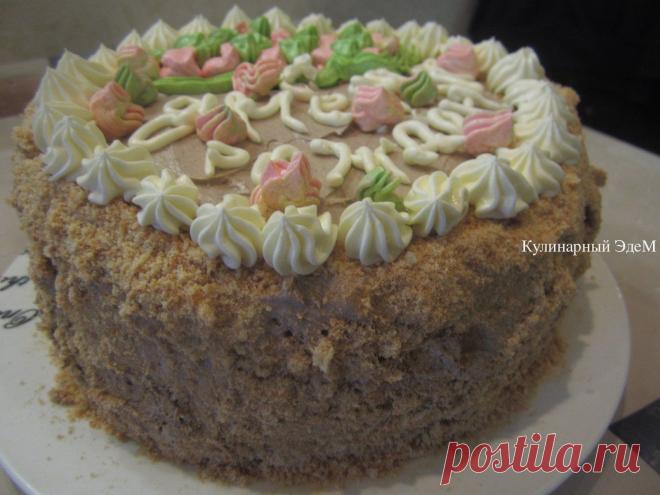 ТОРТ «КИЕВСКИЙ» ПО ГОСТУ

Существует версия, что якобы торт появился на Киевской фабрике им. Карла Маркса (сегодня — Киевская кондитерская фабрика Roshen) в 1956 году по ошибке кондитеров. Однажды они, как обычно, подготовили для бисквита партию яичного белка, но забыли вовремя спрятать ее в холодильник. Дабы скрыть оплошность коллег, следующая смена решила соорудить торт из того, что получилось.