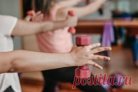 Тренер рассказала о запрещенных беременным видах фитнеса. Тренер Алена Грибанова рассказала о запрещенных беременным видах фитнеса. Эксперт объяснила, что беременным противопоказаны высокоинтенсивные тренировки, потому что они могут привести к гипоксии плода. Грибанова добавила, что также стоит отказаться от силовых тренировок.