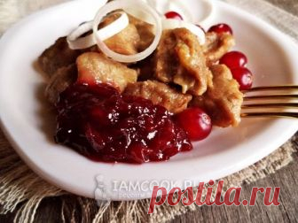 КЛЮКВЕННЫЙ СОУС К МЯСУ 

Предлагаю вам приготовить замечательный клюквенный соус к мясу. Соус придаст вашему блюду яркий вкус и нежный аромат. Порадуйте себя и ваших гостей этим вкусным соусом. Готовится клюквенный соус не сложно, можно приготовить впрок и хранить в холодильнике до двух недель. 

Ингредиенты: 

Клюква - 150 г 
Лук репчатый - 1-2 шт. 
Уксус яблочный - 2 ст.л. 
Сахар - 3 ст.л. 
Корица - 1 ч.л. 
Соль - 0,5 ч.л 

Способ приготовления: 
1. Для первого соуса воз...