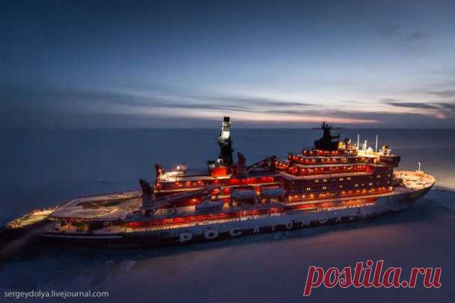 Уникальные фото ледокола на Полюсе в условиях полярной ночи.