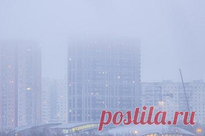 Москвичам пообещали сохранение тумана до середины дня. В Москве туман с видимостью 200-500 метров сохранится до часу дня. Автомобилистам рекомендовали быть внимательными на дорогах, соблюдать дистанцию и скоростной режим. Из-за опустившегося на столицу тумана были задержаны рейсы в аэропортах, также сообщалось о росте числа ДТП.