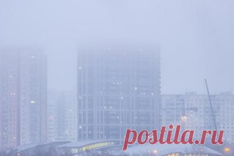 Москвичам пообещали сохранение тумана до середины дня. В Москве туман с видимостью 200-500 метров сохранится до часу дня. Автомобилистам рекомендовали быть внимательными на дорогах, соблюдать дистанцию и скоростной режим. Из-за опустившегося на столицу тумана были задержаны рейсы в аэропортах, также сообщалось о росте числа ДТП.