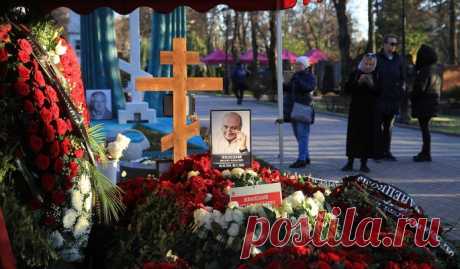 Как выглядит неприглядная и бедная могила Михаила Жванецкого,

Михаил Жванецкий был известным писателем-сатириком, киносценаристом и артистом. За свою долгую творческую карьеру он успел многое: выступал на сцене, руководил собственным театром, вел телепередачи и написал несколько книг. Вклад Жванецкого в культуру неоценим.