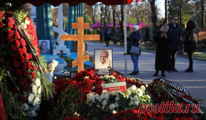 Как выглядит неприглядная и бедная могила Михаила Жванецкого,

Михаил Жванецкий был известным писателем-сатириком, киносценаристом и артистом. За свою долгую творческую карьеру он успел многое: выступал на сцене, руководил собственным театром, вел телепередачи и написал несколько книг. Вклад Жванецкого в культуру неоценим.