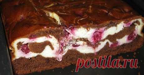 Традиционный американской десерт – брауни с творогом и вишней.