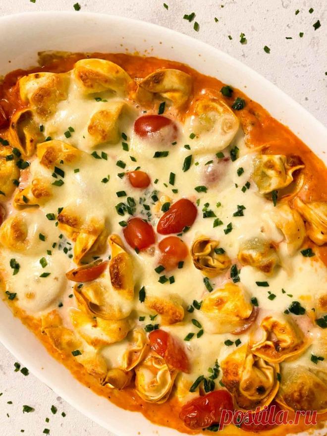 Einfacher Tortellini Auflauf mit Tomate und Mozzarella [vegetarisch] - Reiseschmaus Vegetarischer Tortellini Auflauf mit Tomate und Mozzarella. Der Auflauf gelingt in nur 25 Minuten und überzeugt durch einen cremigen Geschmack.