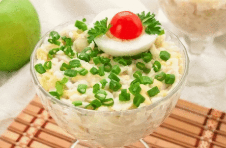 Потрясающий салат с кальмарами, курицей и сыром 
Надо взять:
100 г отварного куриного филе; 
100 г отварных кальмаров; 
2 вареных яйца; 
80 г твердого сыра; 
2 зубчика чеснока; 
сметана, йогурт или майонез для заправки; 
соль и перец - по вкусу; 
зелень для подачи.
Приготовление:
Для того чтобы сварить кальмара, его нужно опустить в кипящую воду и варить 1-2 минуты после закипания воды. Затем очистить от пленок и хорды. Отварного кальмара порезать мелкой соломкой. Куриное филе разобрать на во