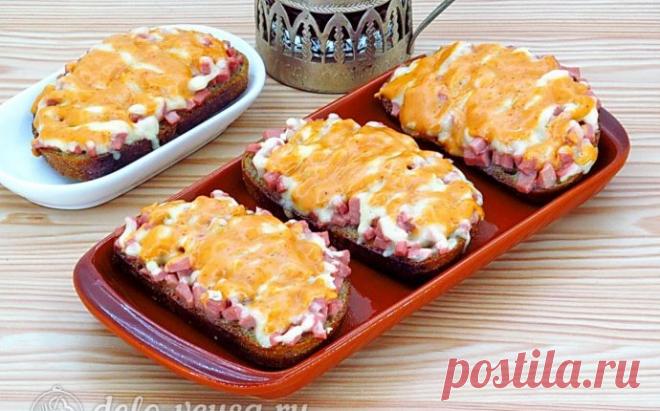 Горячие бутерброды с колбасой и сыром в духовке, рецепт с фото