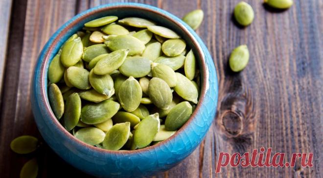 Почему вы зря выкидываете тыквенные семечки, объясняют ученые. Сезон тыквы в самом разгаре. Этот овощ запекают, делают с ним супы, каши, пироги и рагу. Но мало кто знает, что есть можно не только ее мякоть, но и семечки. Более того, они весьма полезны. Вот 6 ...