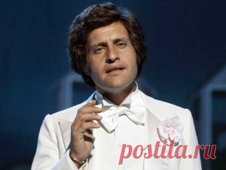Такой музыки больше нет! Самая красивая песня Джо Дассена! 
Джо Дассен родился в Нью-Йорке в семье творческих людей — американского режиссера Жюли Дассена и скрипачки Беатрис Лаунер. У Джо не было выбора. Он должен был пойти по стопам своих творческих родител…
