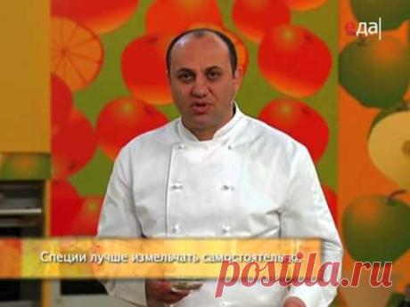 Салат из сырой свеклы на салатных листьях