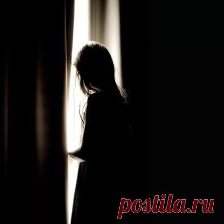 ПОЧИТАЕМ?

Юрий Нагибин
«СРОЧНО ТРЕБУЮТСЯ СЕДЫЕ ЧЕЛОВЕЧЕСКИЕ ВОЛОСЫ»

....Домой Гущин вернулся очень поздно с каким-то свертком. Поймав удивленный взгляд жены, он сказал спокойно:
- Я уезжаю.
- Опять командировка?
- Ты не поняла меня. Я совсем уезжаю.
Она опустилась на стул, словно подогнулись ноги, нашарила в фартуке сигареты, жадно закурила.
- Как все это понять?
- Я уезжаю в Ленинград. Навсегда.
- Ну что я говорила! - вскричала она с каким-то странным торжеством. Я сраз...