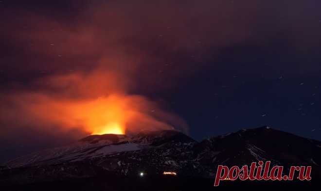 4.12.2015.  Расположенный на Сицилии город Мессина покрылся слоем пепла. Ближайший к вулкану аэропорт закрыт.  Источник фото AP 2015  |  Фотогалерея: После двухлетнего перерыва проснулся вулкан Этна - Новости Mail.Ru