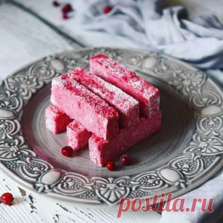 Раздавить 5 стаканов клюквы и прокипятить. Испечь 10 антоновских яблок, протереть их сквозь сито и смешать с клюквенной массой. На 10 стаканов этой смеси положить 6 стаканов меда и мешать ее до бела в течение 2 часов. Готовую массу положить в ящички из сосны 5 вершков (1 вершок=4,5 см) ширины, 1/4 - 23 ноября - 43495448694 - Медиаплатформа МирТесен