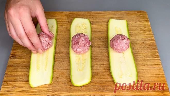 Лёгко приготовить, легко есть! Летнее быстрое блюдо из КАБАЧКА и ФАРША! Сегодня приготовим очень сочное и вкусное блюдо из кабачка и фарша. Ингредиенты:1. Кабачок - 1 шт. 2. Любой фарш ( свиной, куриный) - 600 гр.3. Помидор крупн...