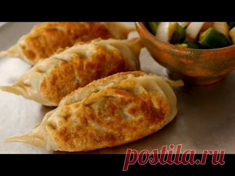 King-size kimchi dumplings (Kimchi-Wangmandu: 김치왕만두) - Скачать видео! full recipe: https://www.maangchi.com/recipe/kimchi-wangmandu I’m really proud of this king-size kimchi-filled dumplings recipe. I worked and reworked the ratio and technique until I was fully satisfied with the end result. I ate a lot of mandu! But it was worth it in the end, because these are so good. I’m still eating them!