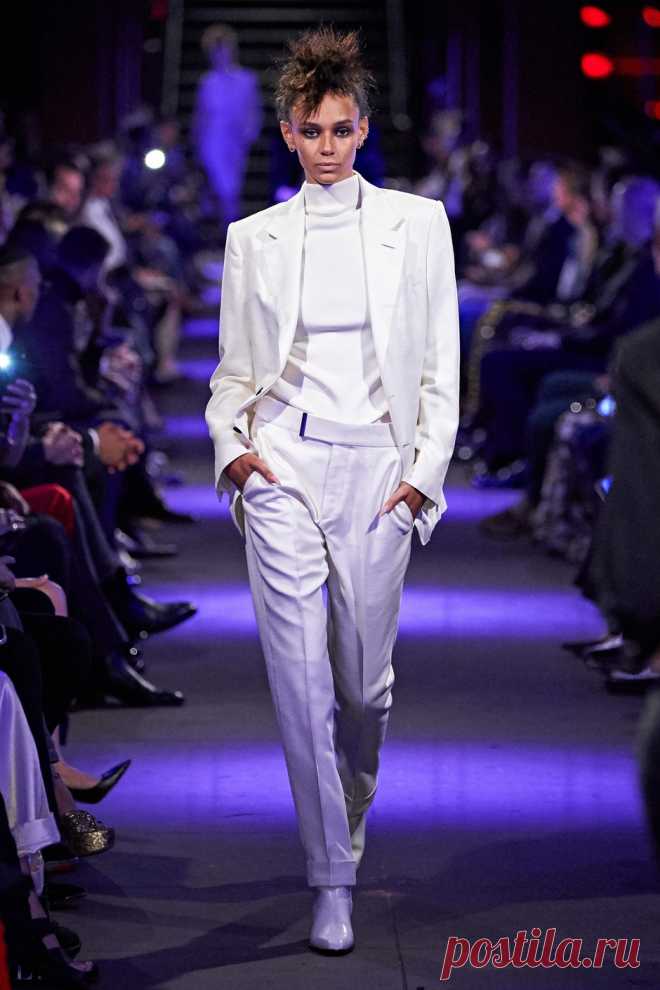 Шоу на заброшенной станции метро и инопланетные топы: как прошел показ Tom Ford | VestiNewsRF.Ru