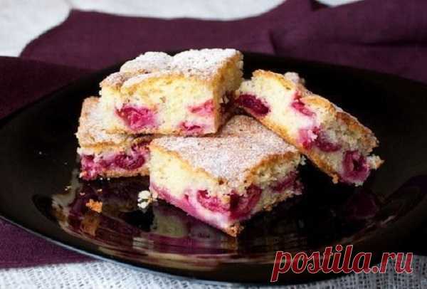 Очень простой и очень вкусный нарезной вишневый пирог