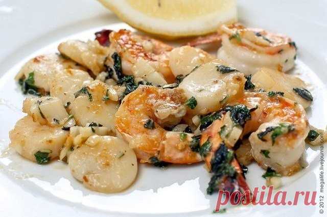 ​Креветки и морские гребешки с чесноком и базиликом