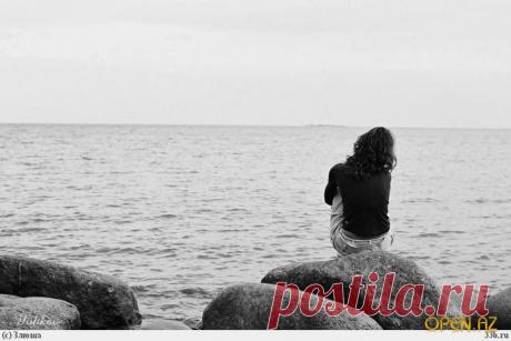 В час немыслимого отчаяния,
Задыхаясь от невезения,
Научись у камней молчанию,
Научись у земли терпению.
Гибким стань, как трава весенняя,
И, хмелея от бесконечности,
Словно капли лови мгновения,
Растворяющиеся в вечности.
Одолжи у луны чуть холода,
А у солнца немного пламени,
Не забудь, что молчанье — золото,
Научись у камней молчанию.
И тоска твоя безутешная
Вдруг покажется шуткой вздорною.
Жизнь на многих дрожжах замешана -
Полубелая, получерная...