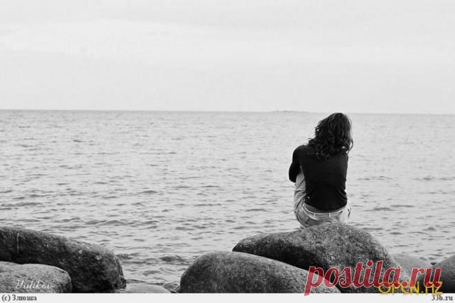 В час немыслимого отчаяния,
Задыхаясь от невезения,
Научись у камней молчанию,
Научись у земли терпению.
Гибким стань, как трава весенняя,
И, хмелея от бесконечности,
Словно капли лови мгновения,
Растворяющиеся в вечности.
Одолжи у луны чуть холода,
А у солнца немного пламени,
Не забудь, что молчанье — золото,
Научись у камней молчанию.
И тоска твоя безутешная
Вдруг покажется шуткой вздорною.
Жизнь на многих дрожжах замешана -
Полубелая, получерная...