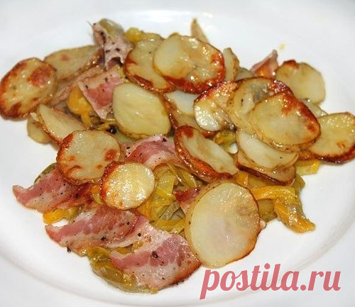 Картофель с беконом и кабачками